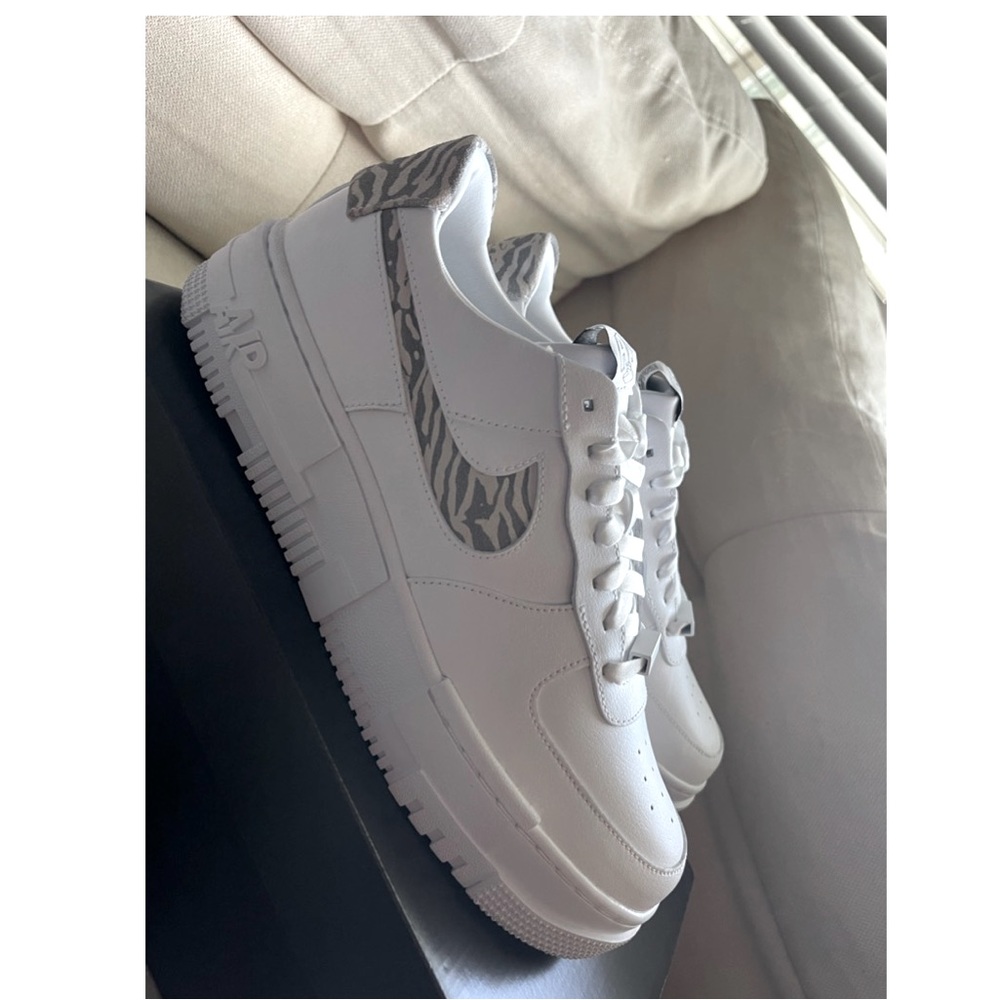 NIKE SNEAKERS